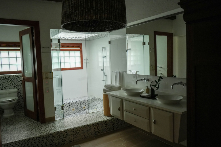 Bathroom 4, Mountains of Hope, Rionegro