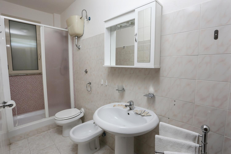Bathroom 5, Camping Lido di Salerno, Salerno