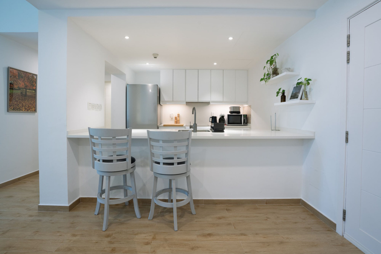 Private kitchen 4, Luxurious Apt with Balcony The Greens Dubai, Dubai