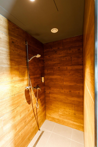 Bathroom 2, DJH moun10 Jugendherberge - Youth Hostel - membership required!, Garmisch-Partenkirchen