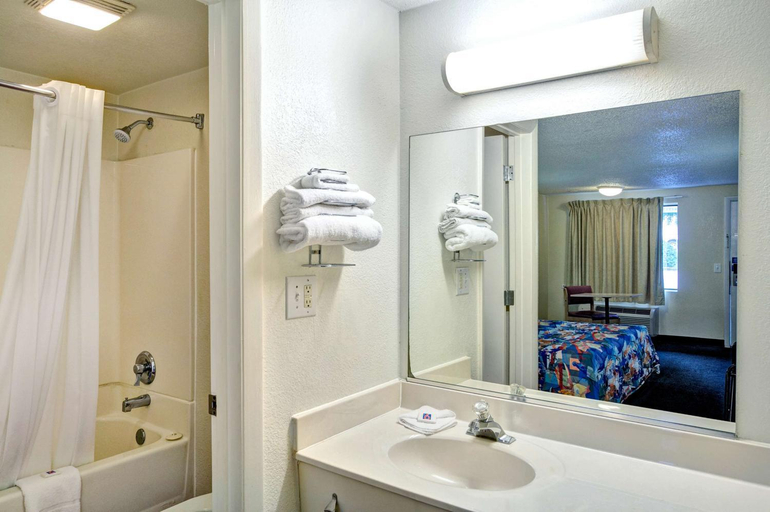 Bathroom 4, Knights Inn - Burlington, NC, Alamance