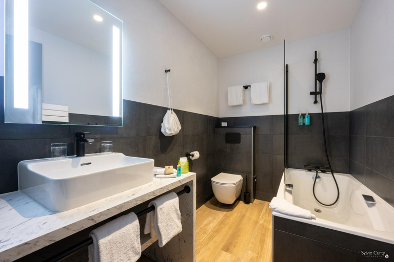 Bathroom 4, Hotel Le Champlain, Charente-Maritime