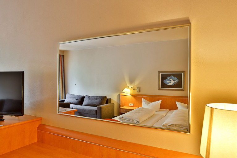 Bedroom 5, Hotel Quellenhof, Baden-Baden