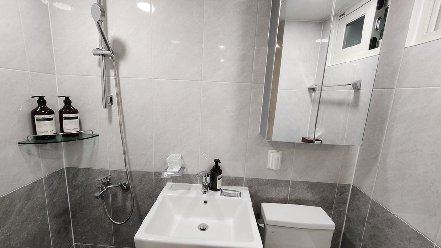 Bathroom 5, Seoul View Guest House, Jung
