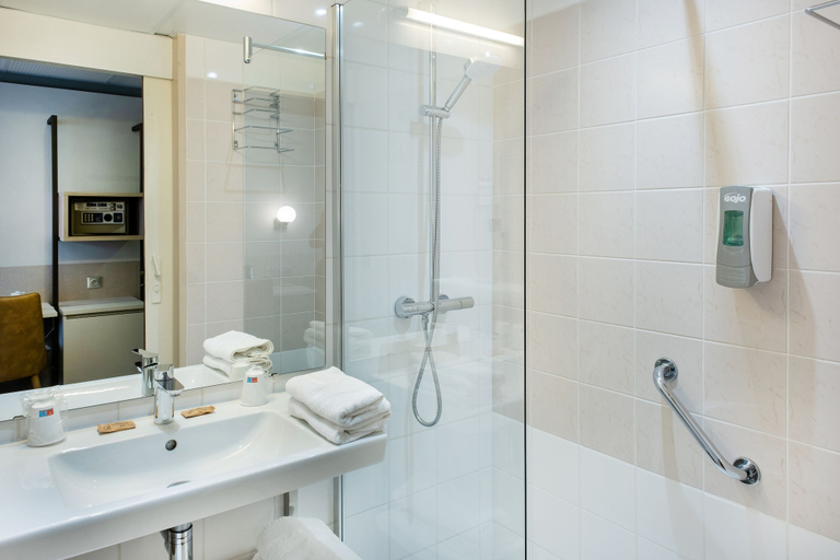 Bathroom 5, Hotel La Solitude, Hautes-Pyrénées