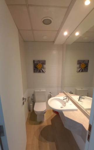 Bathroom amenities, Stunning Apartment with balcony Dubai Marina, Dubai