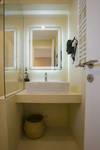 Bathroom 5, White Corner, Central Macedonia