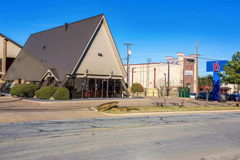 Exterior & Views 2, Motel 6 Arlington, TX - UTA, Arlington