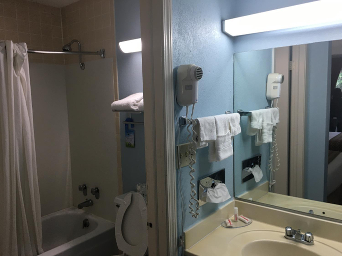 Bathroom 3, Days Inn by Wyndham Lavonia, Franklin