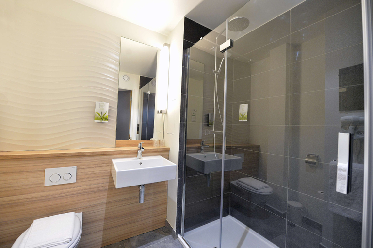 Bathroom 3, Campanile Paris - Clichy Centre, Hauts-de-Seine