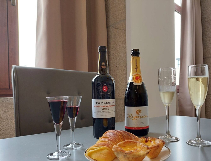 Food & Drinks, New Life - AVENIDA ALIADOS SUITE-1F, Porto