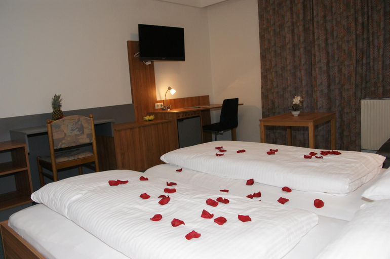 Bedroom, Dolomitenhotel Lienz, Lienz