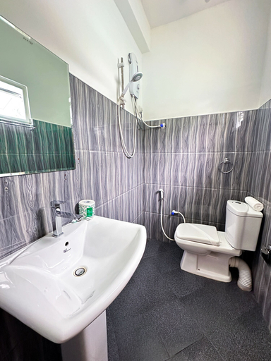 Bathroom 3, Heaven Hills Guest House, Ambagamuwa