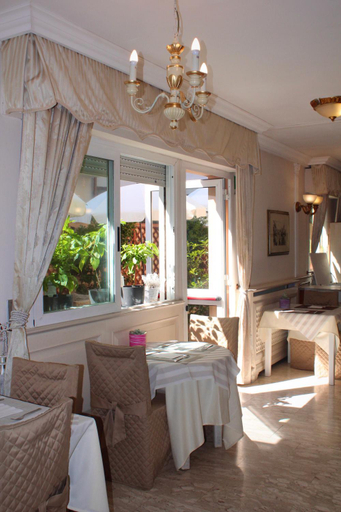 Others 5, Hotel Tahiti, Lucca