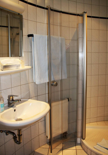 Bathroom 5, Hotel-Restaurant Schöne Aussicht, Gießen
