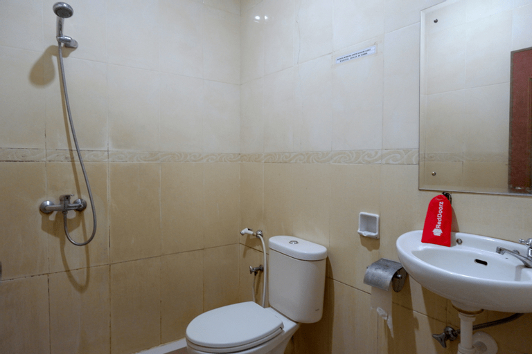 Bathroom 5, RedDoorz near Monumen Habibi Ainun, Parepare