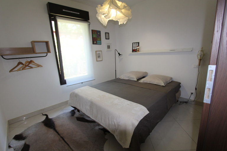 Bedroom 2, Bel Appartement Près du Port St Raphael, Var