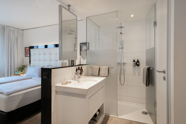 Bathroom 3, INNSiDE by Meliá Hamburg Hafen, Hamburg