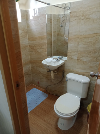Bathroom 5, Bucana, Guinsiliban