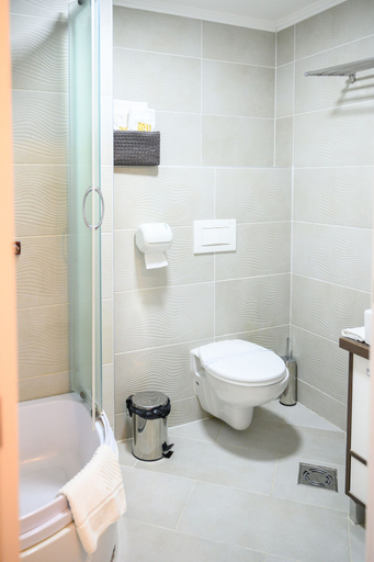 Bathroom 3, Monogram, Inđija