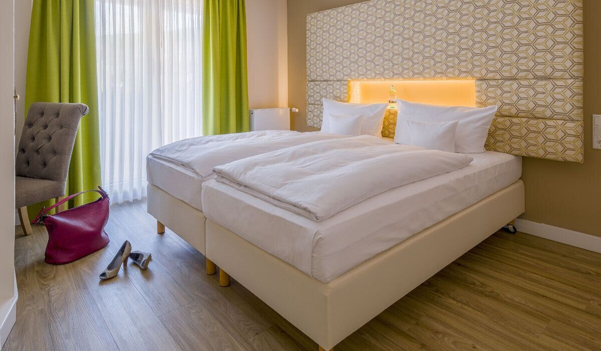 Bedroom 3, Hotel-Restaurant Krone, Aschaffenburg