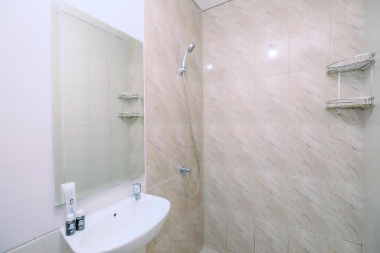 Bathroom 4, Minimalist Studio Transpark Juanda Bekasi Timur Apartment By Travelio, Bekasi