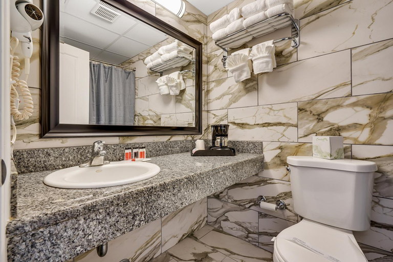 Bathroom 3, Knights Inn - Waretown, NJ, Ocean
