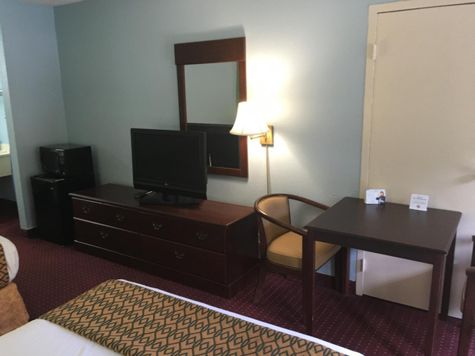 Bedroom 2, Days Inn by Wyndham Lavonia, Franklin