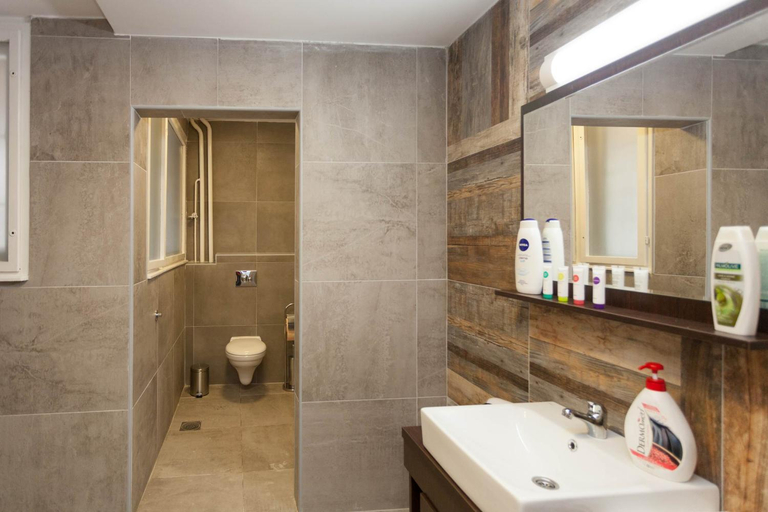 Bathroom 2, Chess Apartments, Belgrade