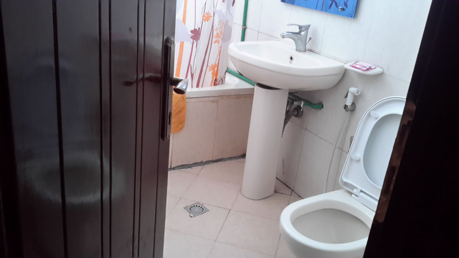 Bathroom 3, 70 Dereja Hotel, Addis Abeba
