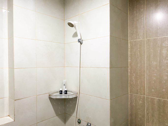 Bathroom 5, Simply Look Studio at Grand Dhika City Apartment By Travelio, Bekasi