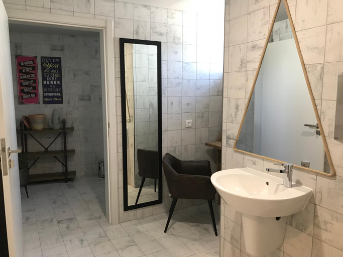Bathroom, Royal Beach Hostel, Praia da Vitória