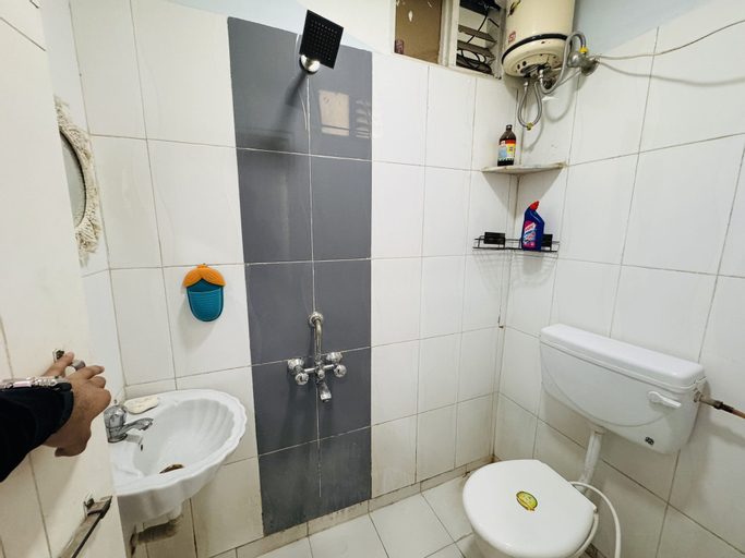 Bathroom 4, Home Escape 1bhk near Bombay Hospital, Indore