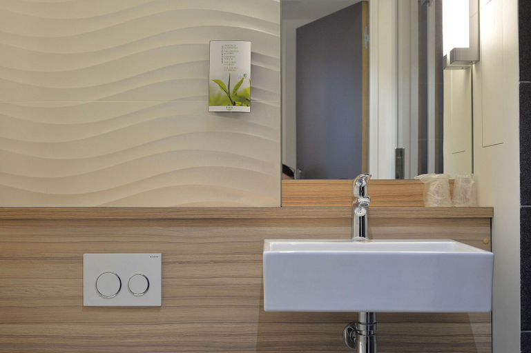 Bathroom 3, Campanile Paris - Clichy Centre, Hauts-de-Seine