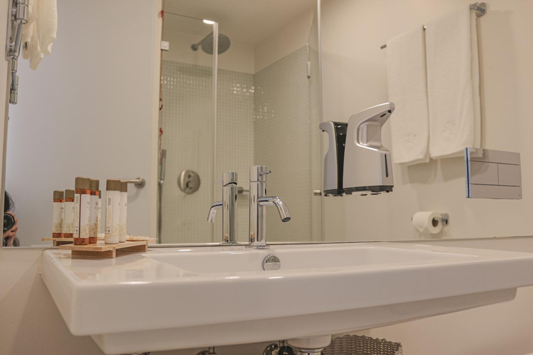 Bathroom 16