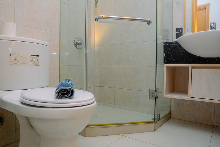Bathroom 5, Golf View 2BR at The Mansion Kemayoran Apartment By Travelio, North Jakarta