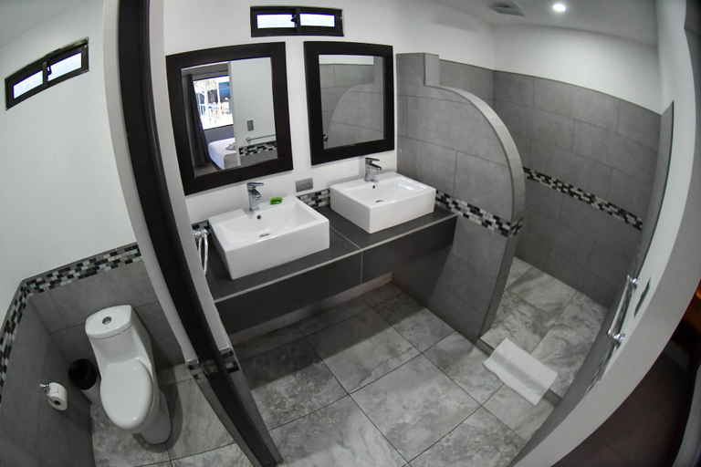 Bathroom 4, Republik Hotel, Bistro and Disco on Site, Garabito