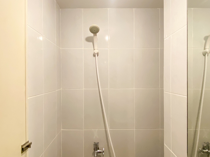 Bathroom 5, Homey and Restful Studio Room Tokyo Riverside PIK 2 Apartment By Travelio, Tangerang