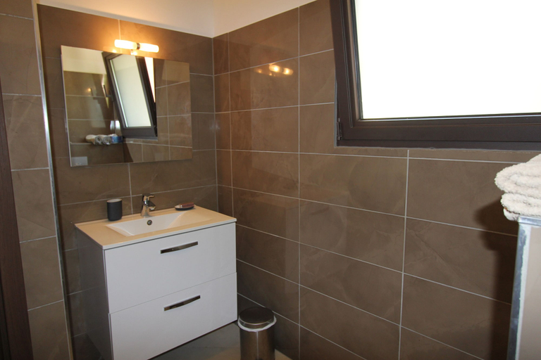 Bathroom 5, Bel Appartement Près du Port St Raphael, Var