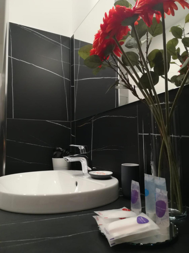 Bathroom 3, L'arco e il vico, Napoli