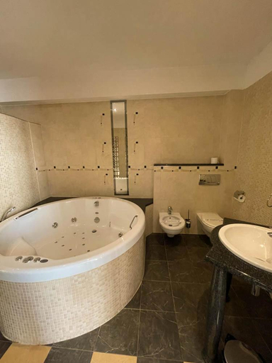 Bathroom 4, Hotel SenS, Police