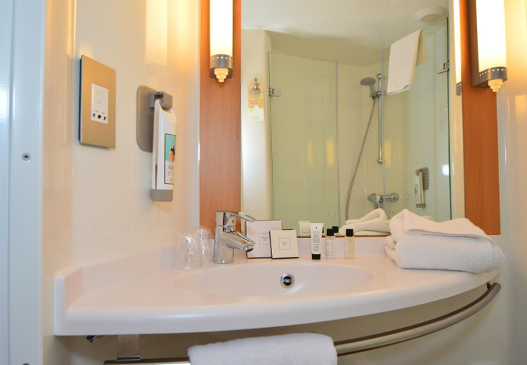 Bathroom 5, ibis Edinburgh Centre South Bridge - Royal Mile, Edinburgh
