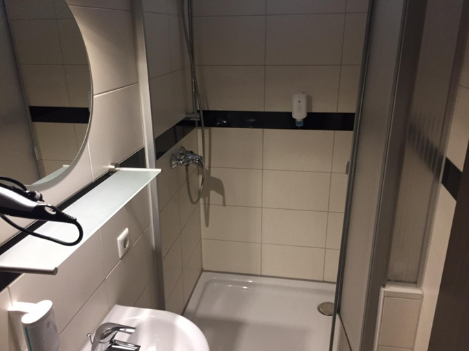 Bathroom 5, Hotel Ristorante Rostica, Reutlingen