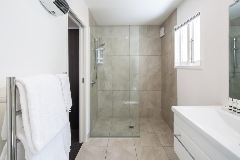 Bathroom 5, Pavilions Hotel, Christchurch