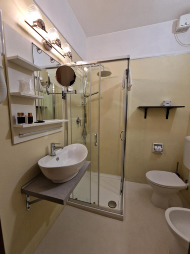 Bathroom 4, Hotel Tahiti, Lucca