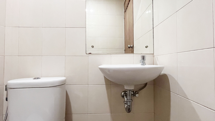 Bathroom 5, Best Price 2BR Apartment Vida View Makassar By Travelio, Makassar