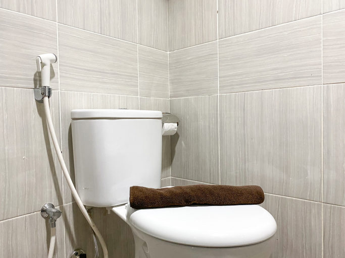 Bathroom 3, Comfort Studio Vasanta Innopark Apartment By Travelio, Cikarang