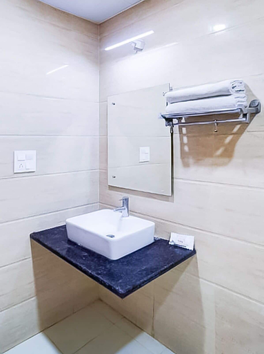 Bathroom 3, Roomshala 151 Shalimar Residency, Delhi