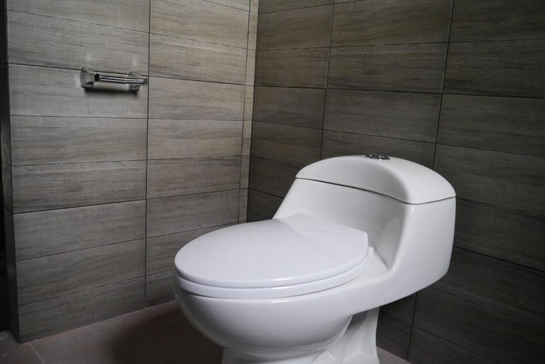 Bathroom 3, Hotel Siena, Pénjamo