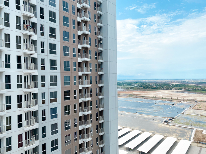 Exterior & Views 3, Homey and Restful Studio Room Tokyo Riverside PIK 2 Apartment By Travelio, Tangerang